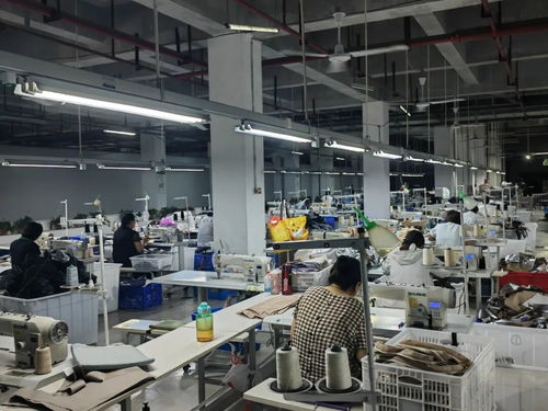 冲刺四季度 万山企业开足马力生产，箱包销售迎来旺季热潮